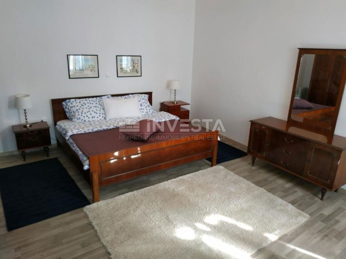 Dintorni di Marzana, casa rustica istriana in pietra con piscina