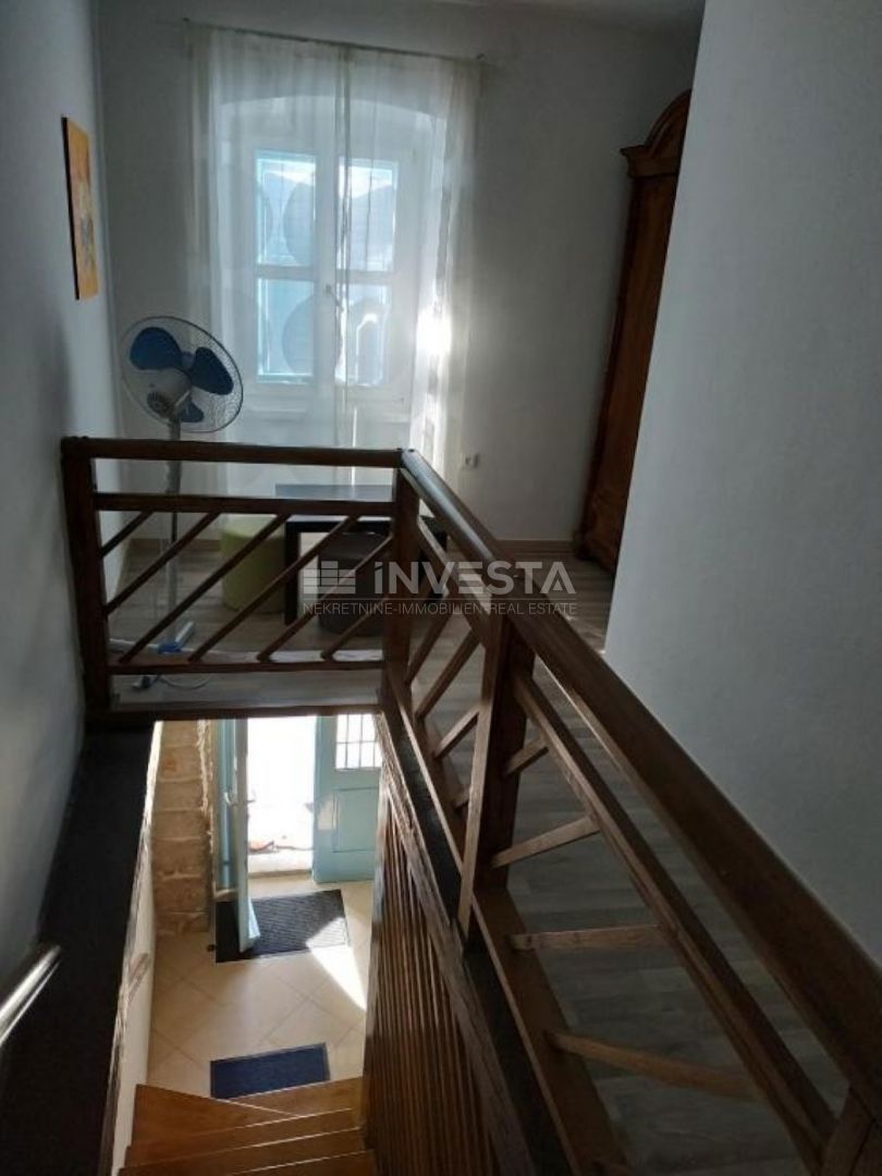 Dintorni di Marzana, casa rustica istriana in pietra con piscina