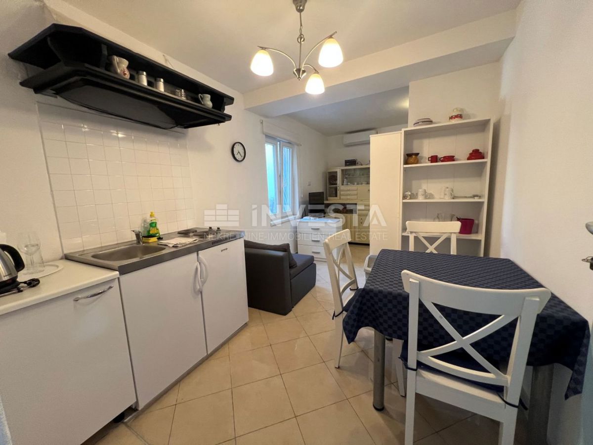 Dintorni di Marzana, casa rustica istriana in pietra con piscina