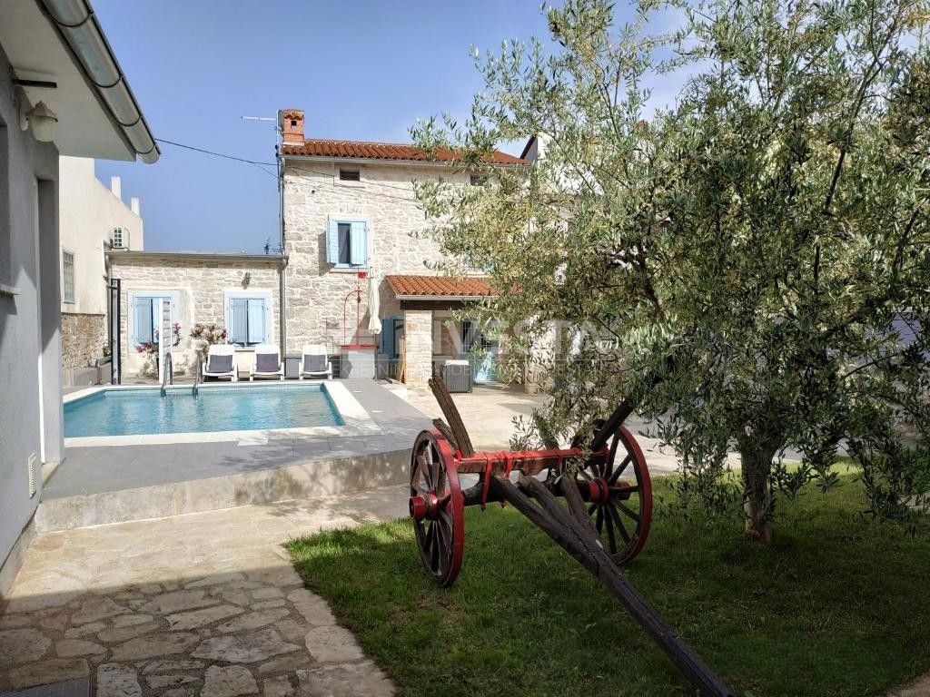 Dintorni di Marzana, casa rustica istriana in pietra con piscina