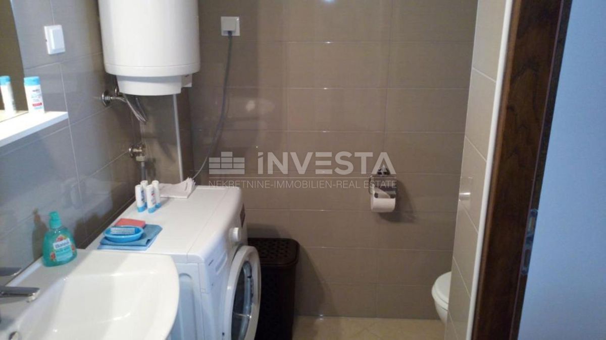 Dintorni di Marzana, casa rustica istriana in pietra con piscina