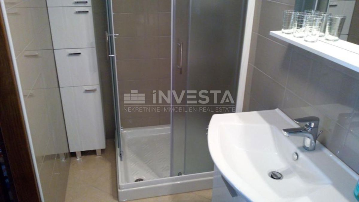 Dintorni di Marzana, casa rustica istriana in pietra con piscina