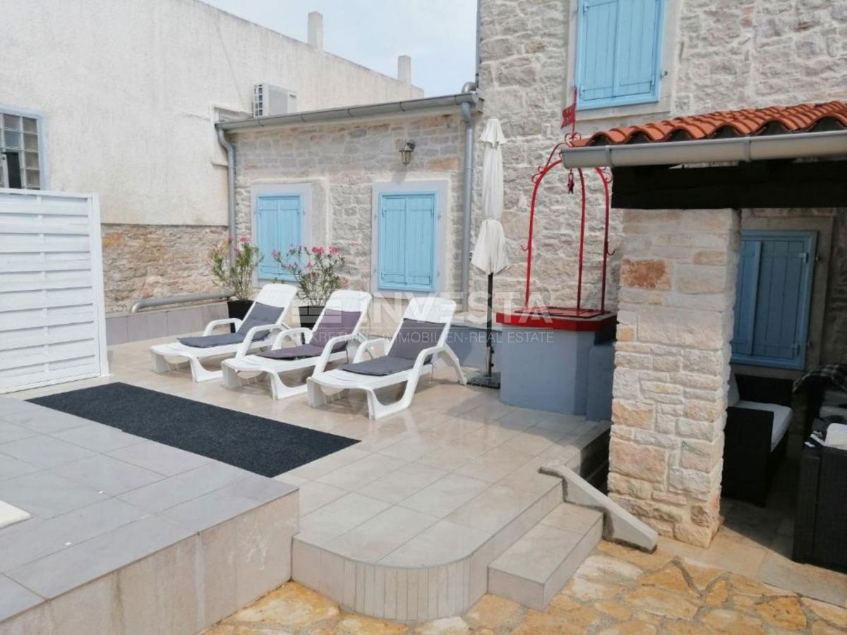 Dintorni di Marzana, casa rustica istriana in pietra con piscina