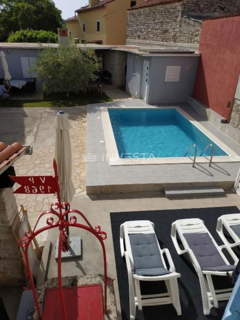 Dintorni di Marzana, casa rustica istriana in pietra con piscina