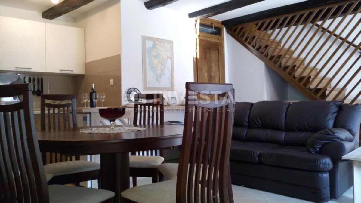 Dintorni di Marzana, casa rustica istriana in pietra con piscina