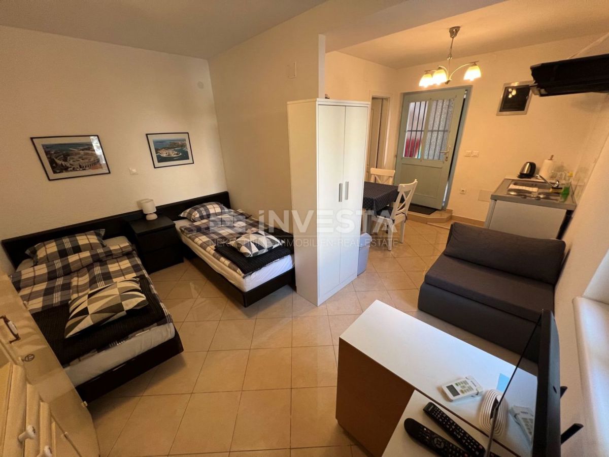 Dintorni di Marzana, casa rustica istriana in pietra con piscina