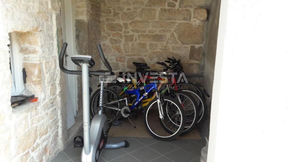 Dintorni di Marzana, casa rustica istriana in pietra con piscina