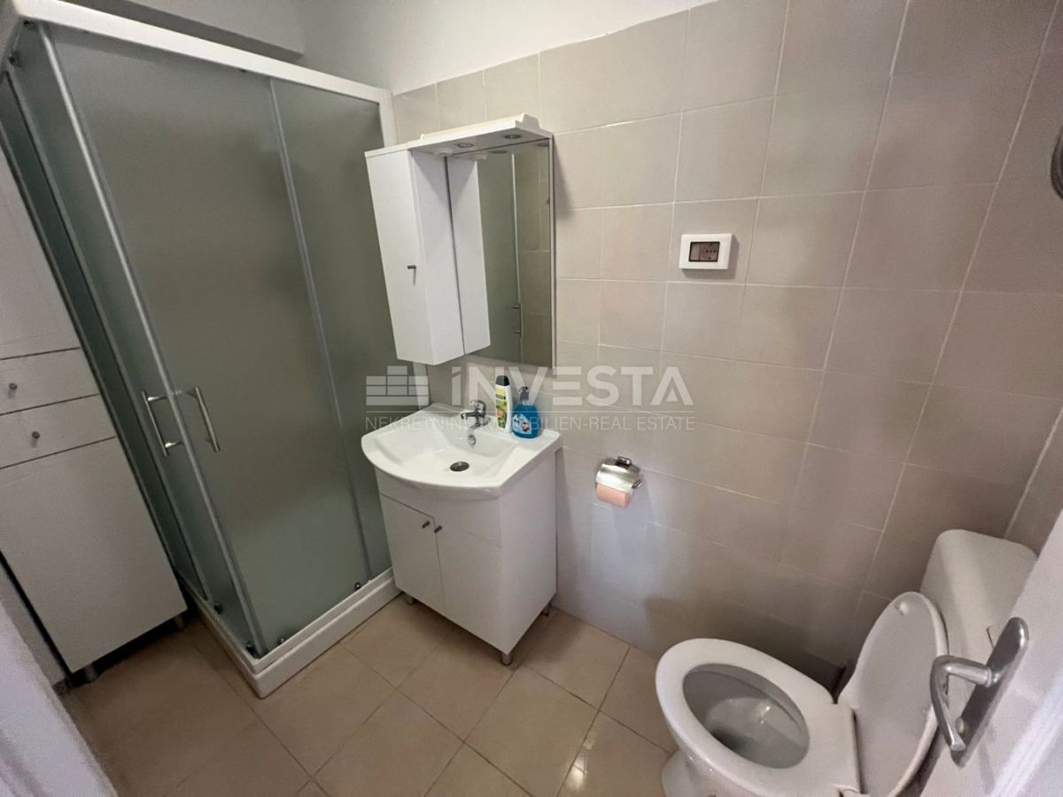 Dintorni di Marzana, casa rustica istriana in pietra con piscina