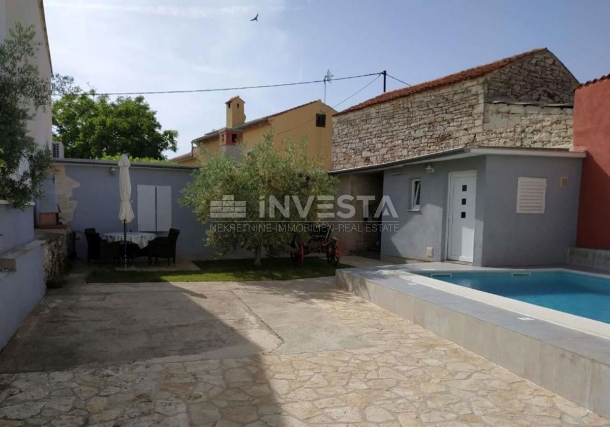 Dintorni di Marzana, casa rustica istriana in pietra con piscina