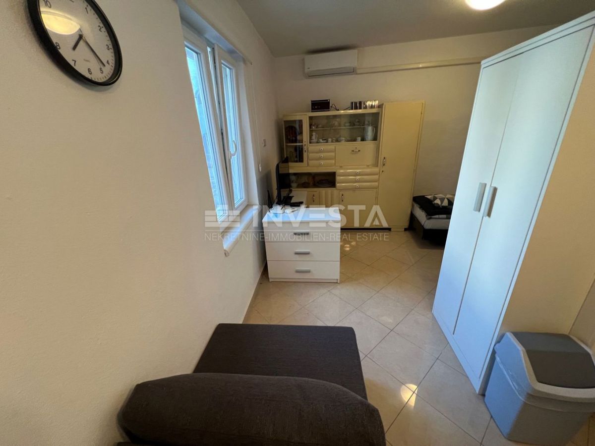 Dintorni di Marzana, casa rustica istriana in pietra con piscina