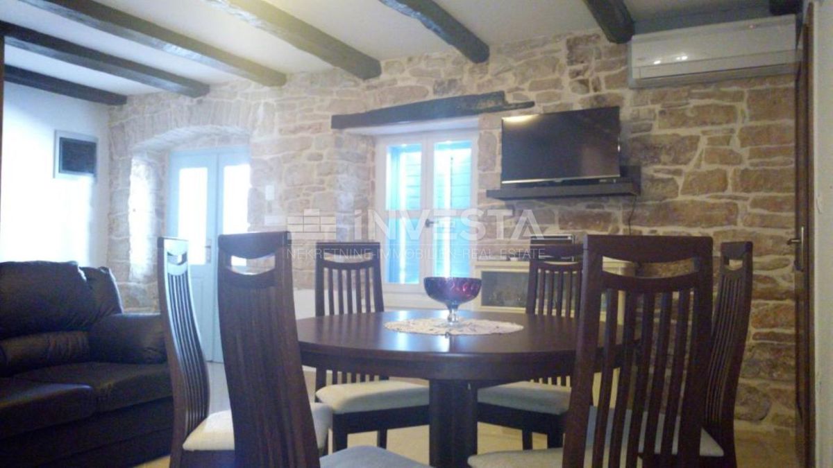 Dintorni di Marzana, casa rustica istriana in pietra con piscina