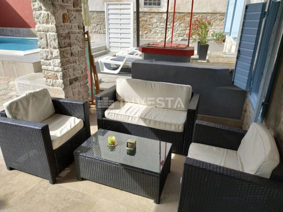 Dintorni di Marzana, casa rustica istriana in pietra con piscina