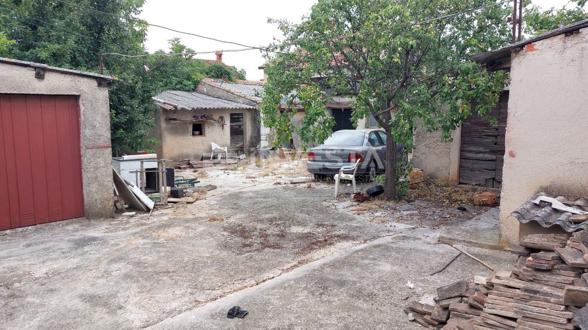 Parenzo, Casa a Schiera al Piano Terra con Ampio Giardino
