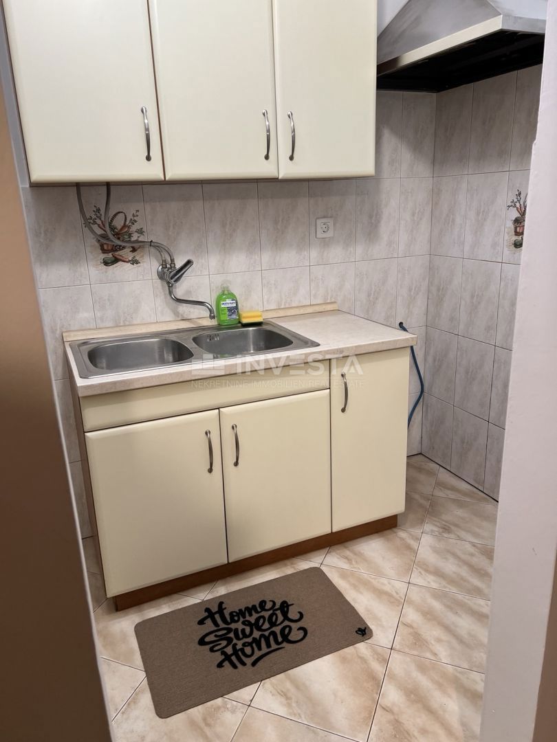 Parenzo, Casa a Schiera al Piano Terra con Ampio Giardino