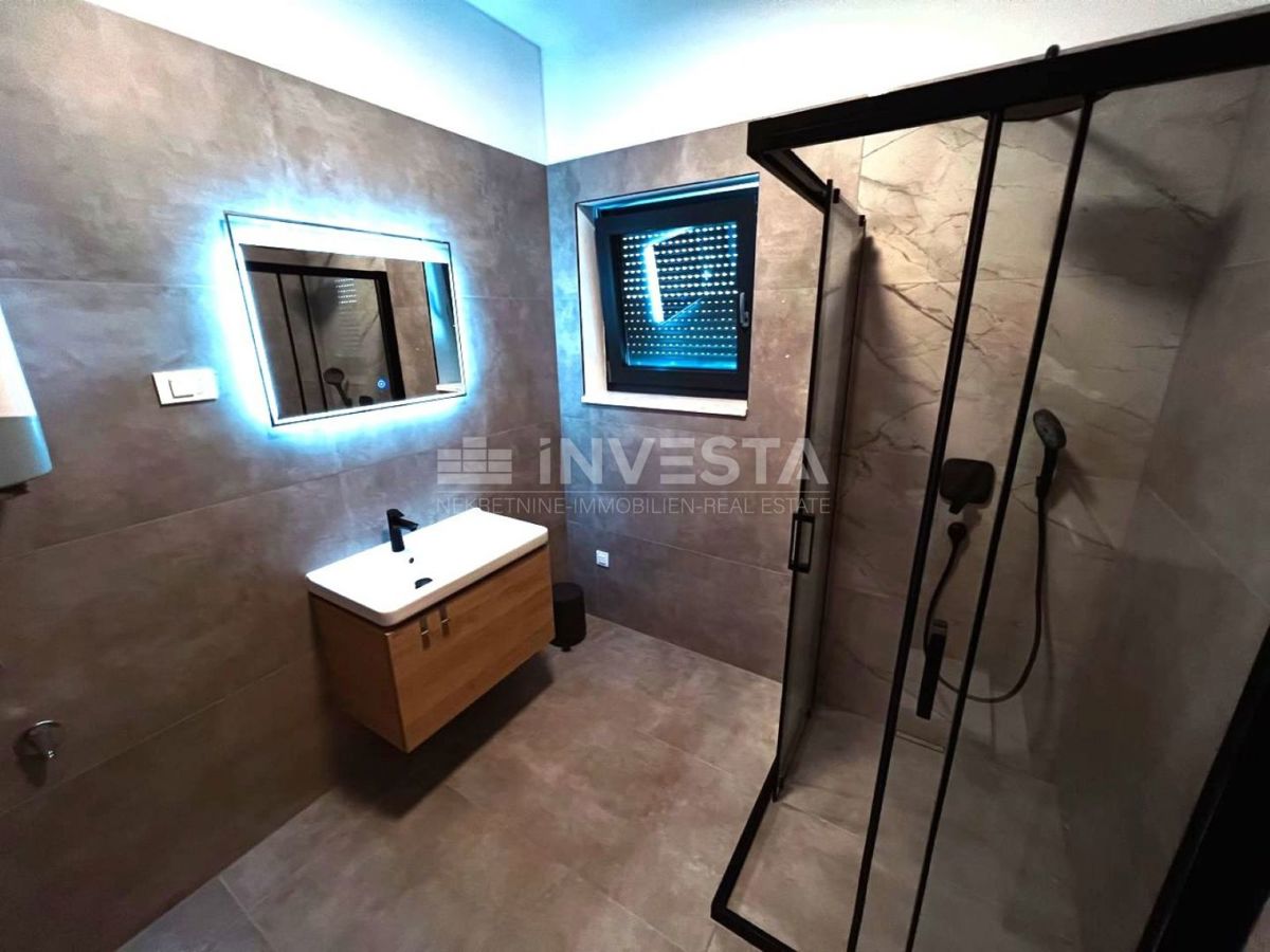 Medulin, Villa moderna con garage e piscina, a soli 200 m dal mare