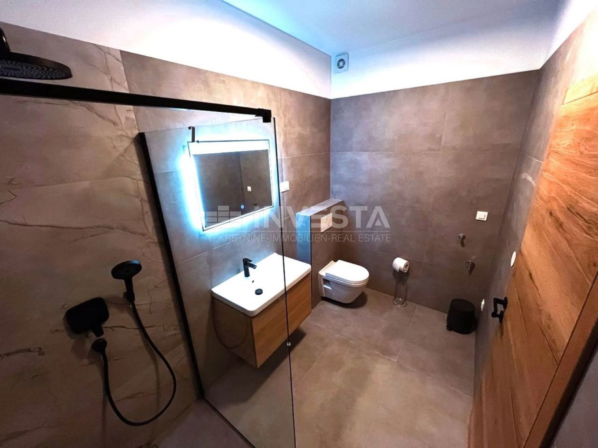 Medulin, Villa moderna con garage e piscina, a soli 200 m dal mare