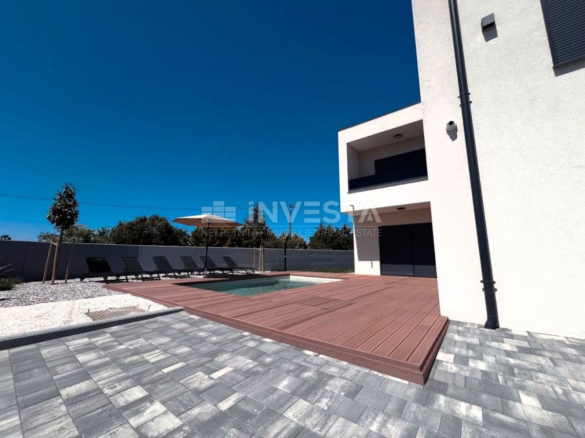 Medulin, Villa moderna con garage e piscina, a soli 200 m dal mare