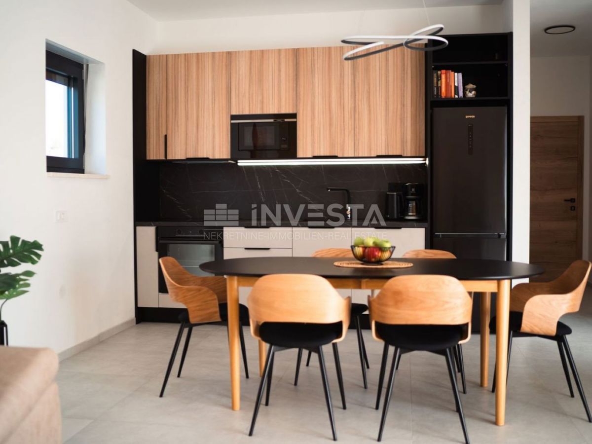 Medulin, Villa moderna con garage e piscina, a soli 200 m dal mare