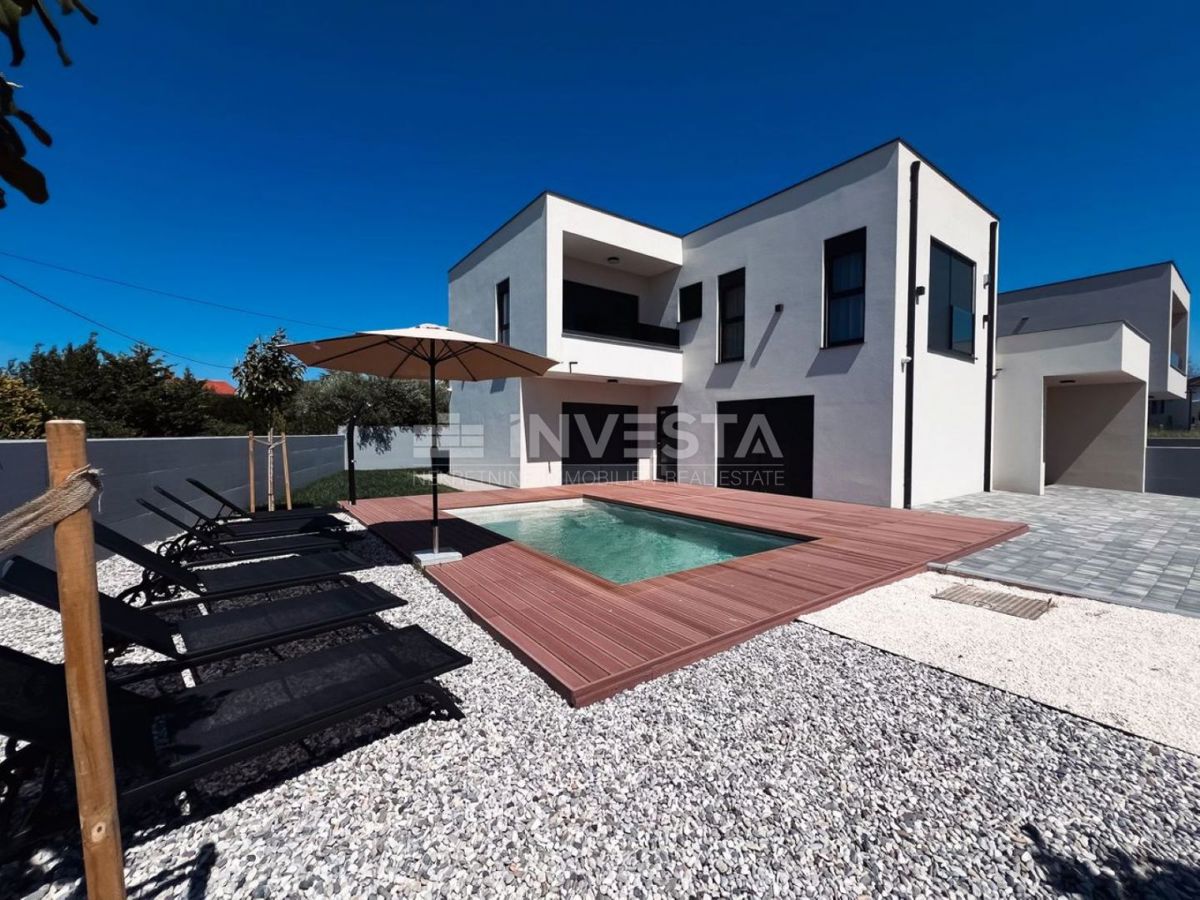 Medulin, Villa moderna con garage e piscina, a soli 200 m dal mare