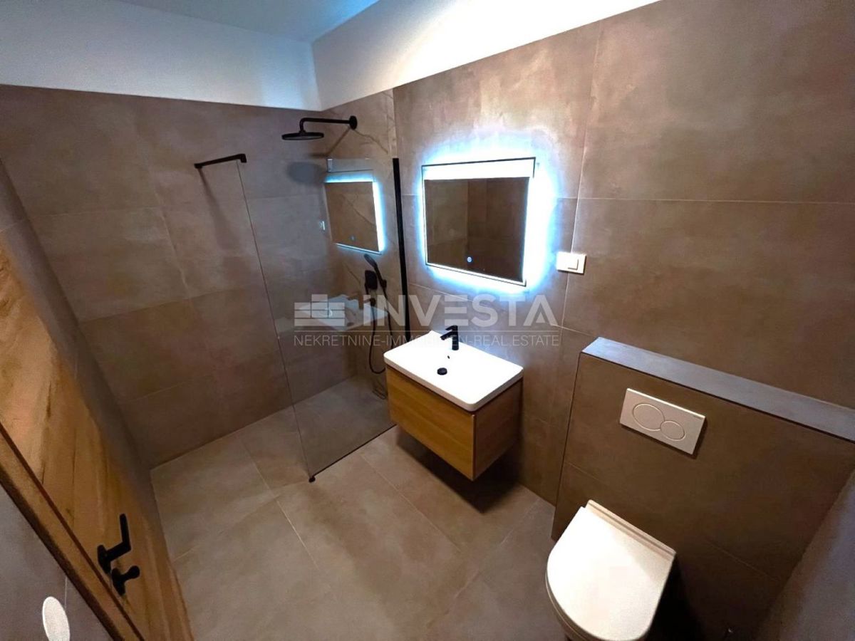 Medulin, Villa moderna con garage e piscina, a soli 200 m dal mare