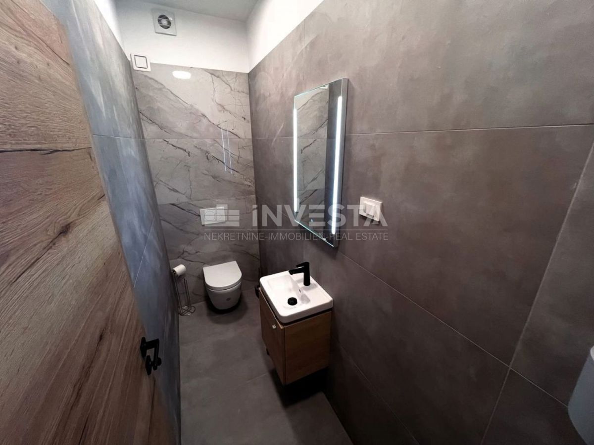 Medulin, Villa moderna con garage e piscina, a soli 200 m dal mare