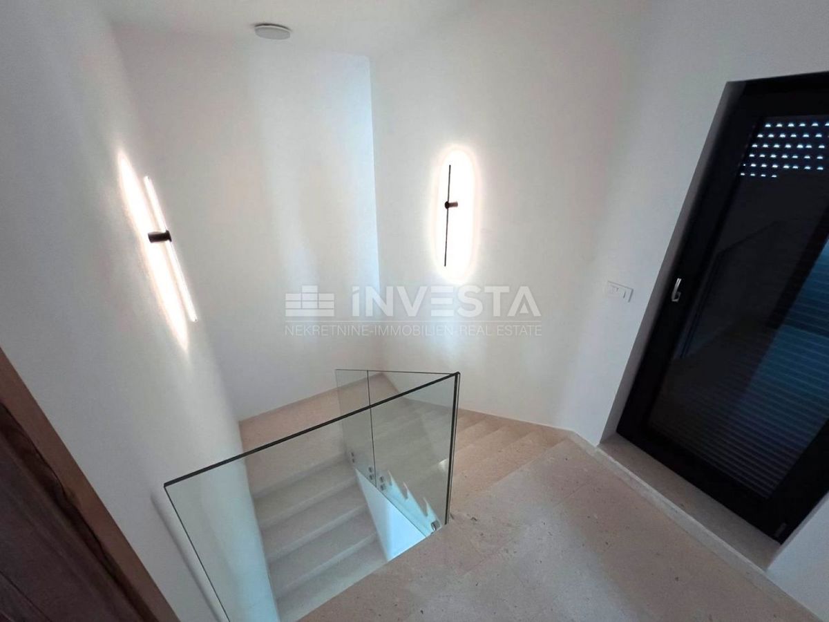 Medulin, Villa moderna con garage e piscina, a soli 200 m dal mare