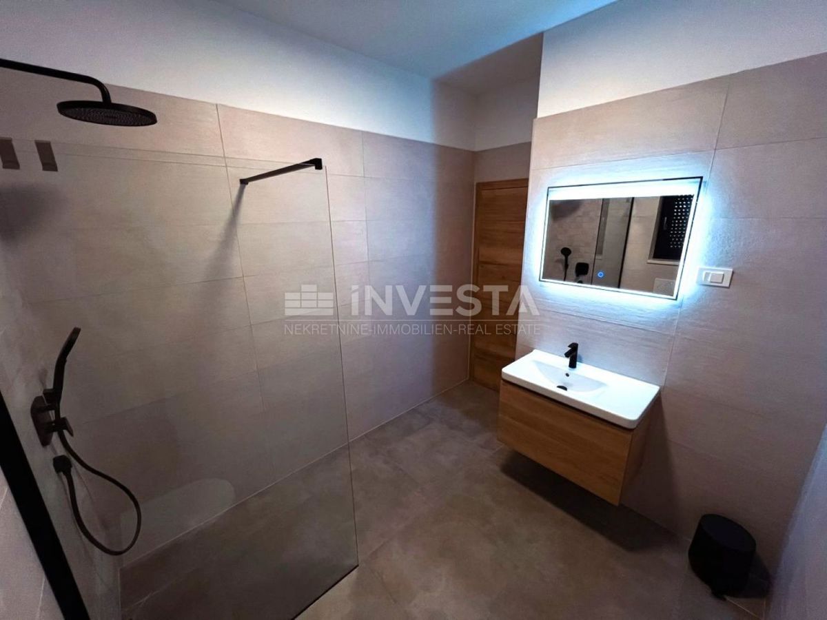 Medulin, Villa moderna con garage e piscina, a soli 200 m dal mare