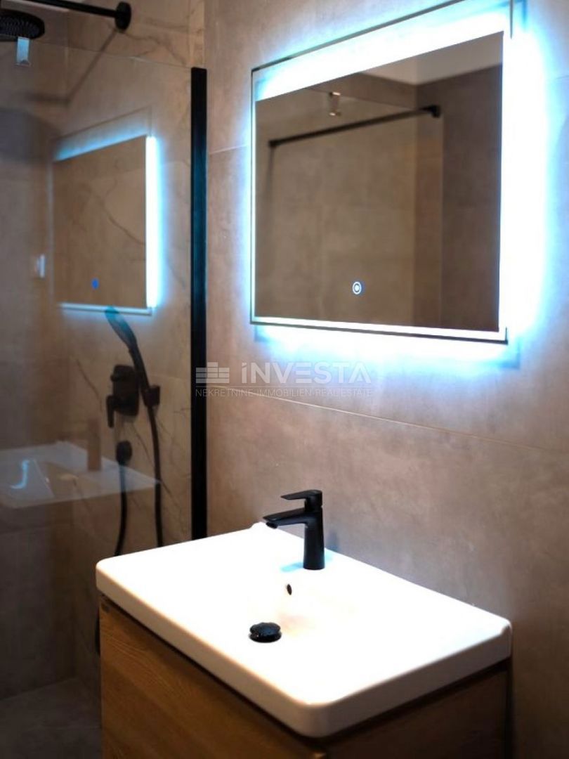 Medulin, Villa moderna con garage e piscina, a soli 200 m dal mare