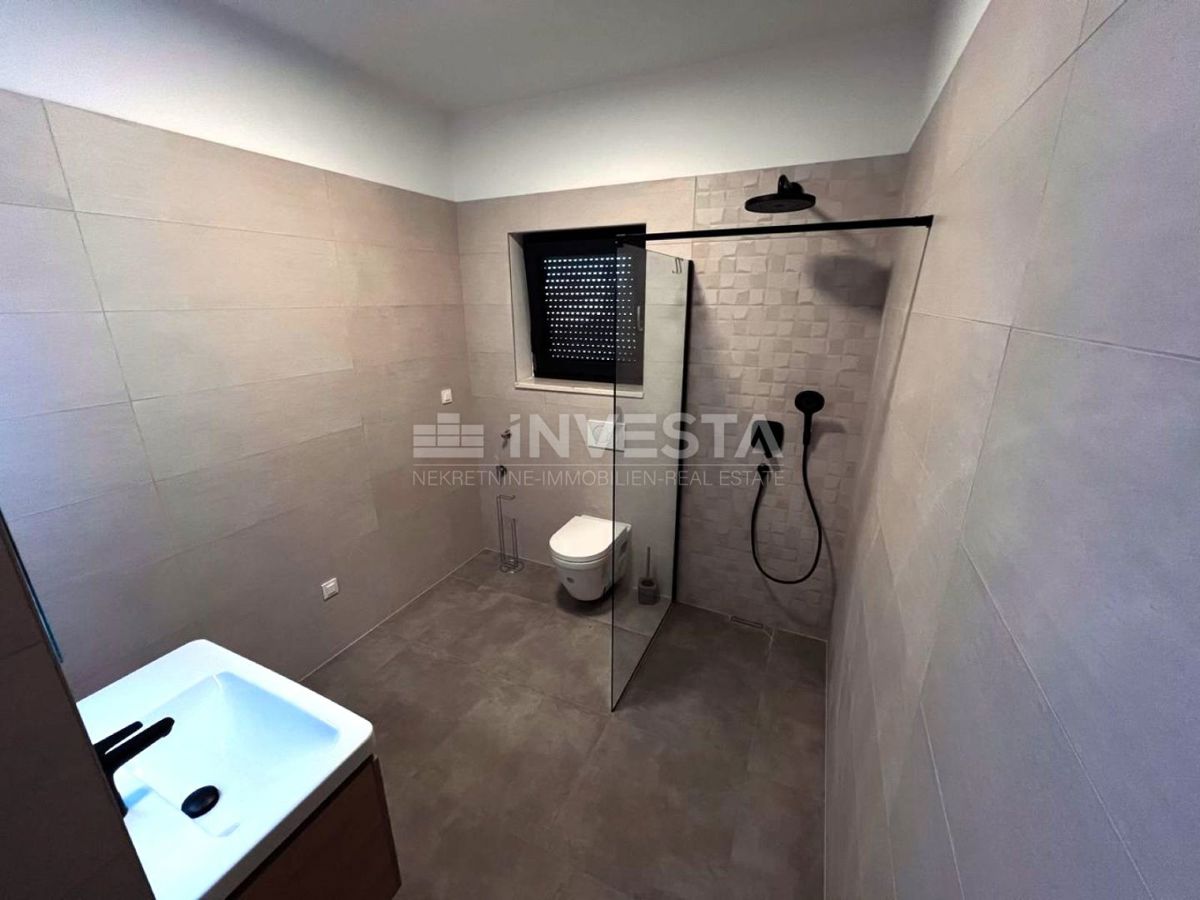 Medulin, Villa moderna con garage e piscina, a soli 200 m dal mare