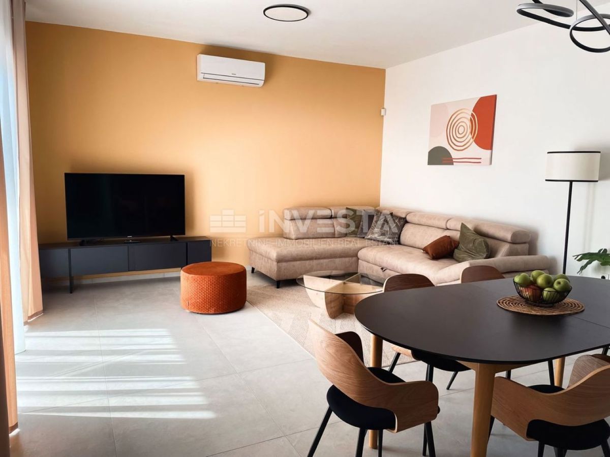 Medulin, Villa moderna con garage e piscina, a soli 200 m dal mare