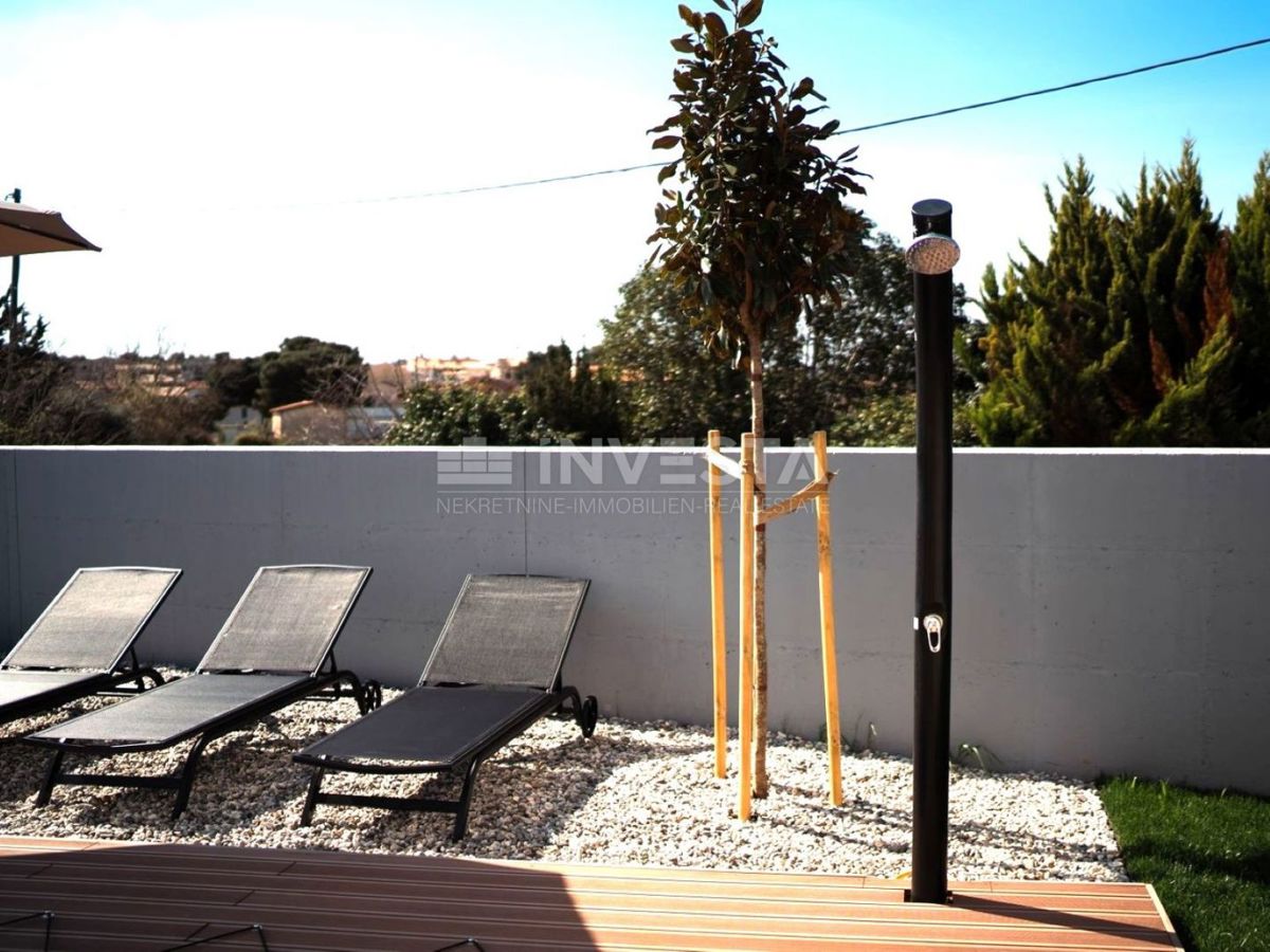 Medulin, Villa moderna con garage e piscina, a soli 200 m dal mare