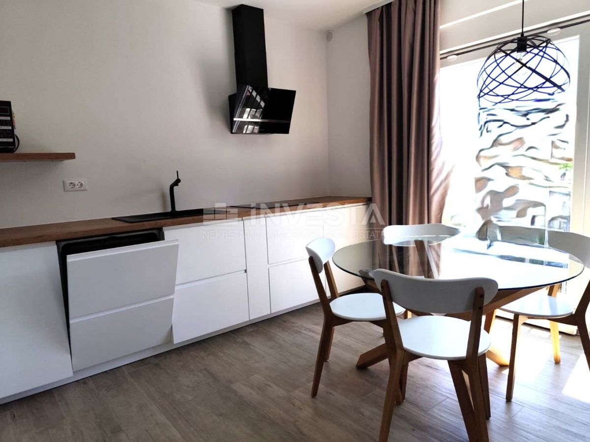 Pola, Nuova costruzione con permesso di agibilità, primo piano, appartamento con 2 camere da letto, parcheggio