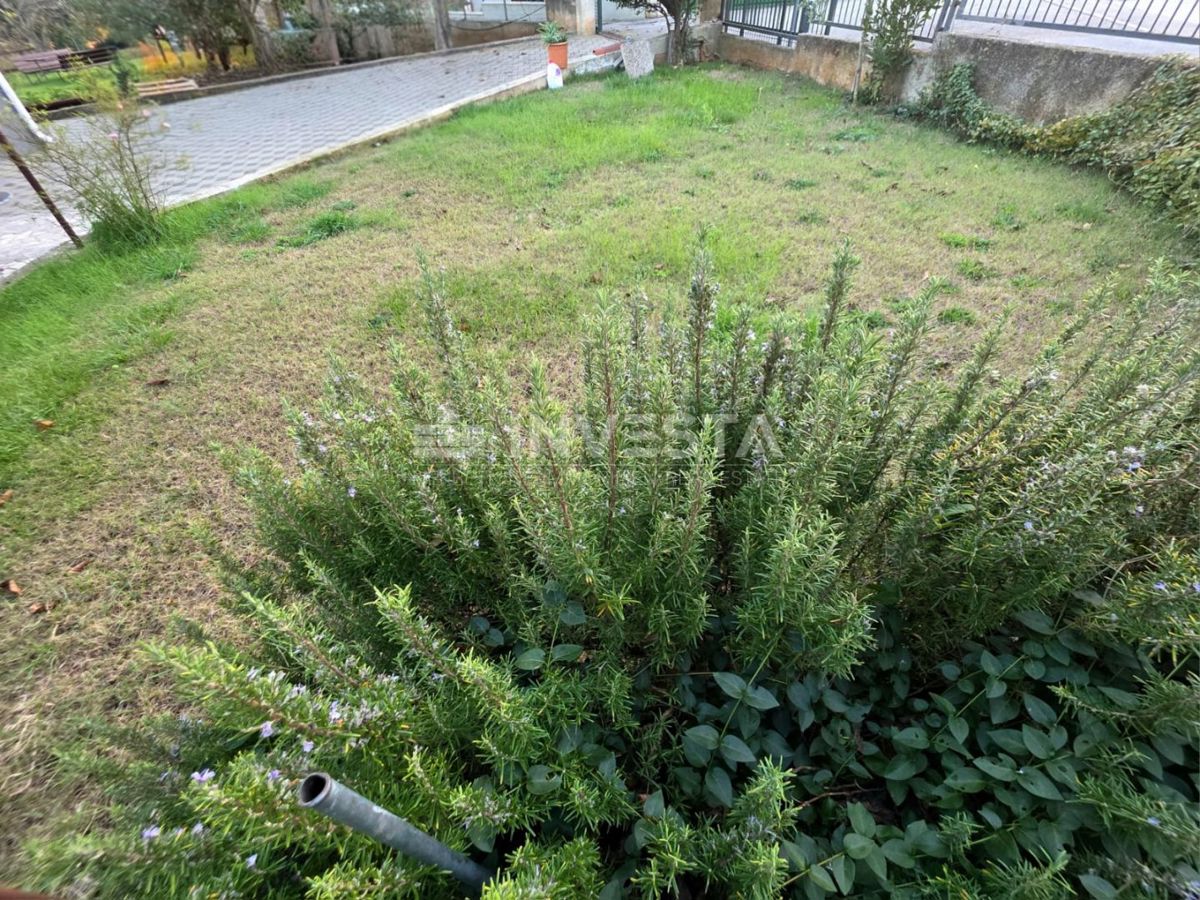 Pola, bellissimo e spazioso appartamento, 3 camere da letto, parcheggio privato e giardino