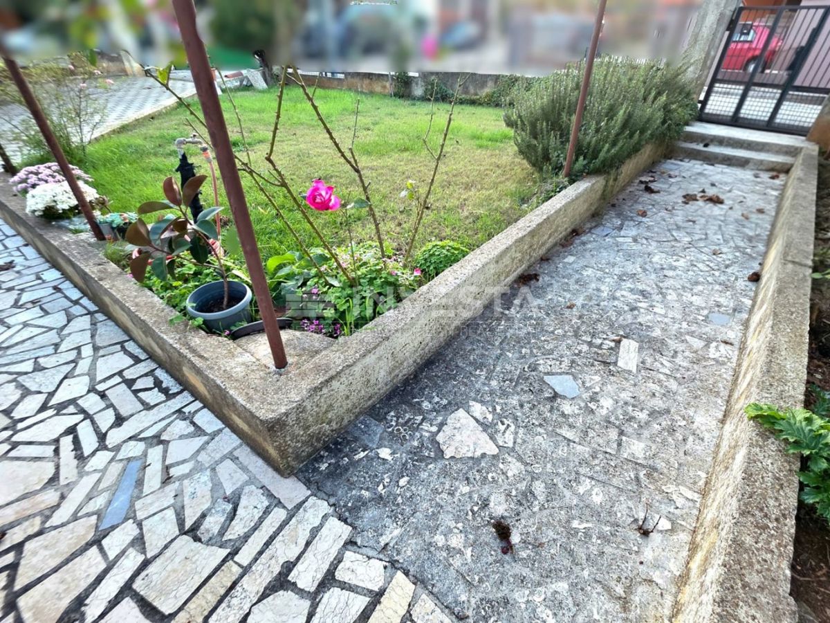 Pola, bellissimo e spazioso appartamento, 3 camere da letto, parcheggio privato e giardino