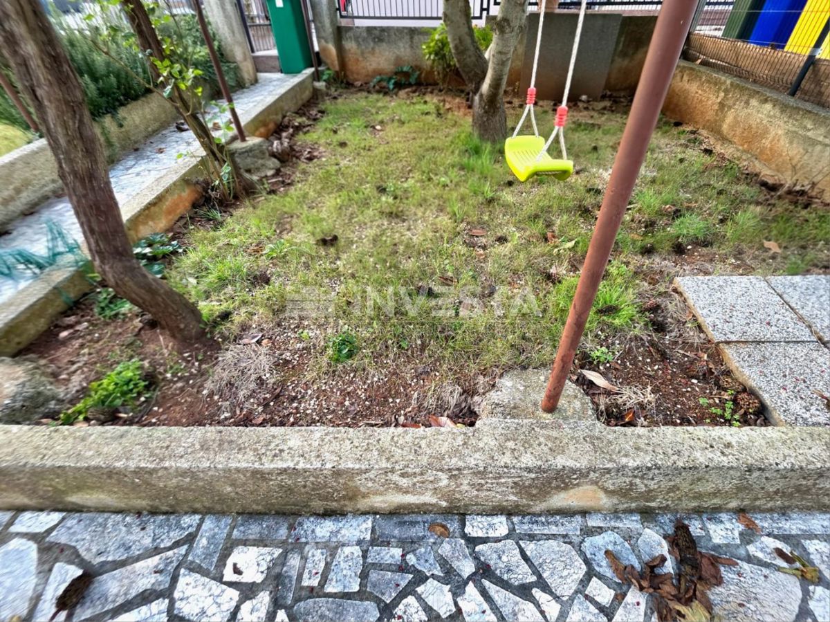 Pola, bellissimo e spazioso appartamento, 3 camere da letto, parcheggio privato e giardino