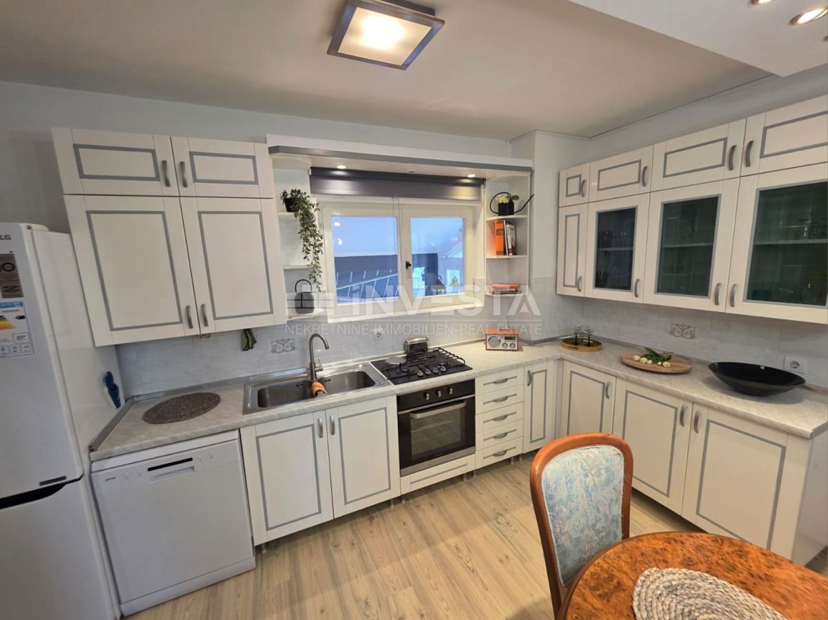 Pola, bellissimo e spazioso appartamento, 3 camere da letto, parcheggio privato e giardino