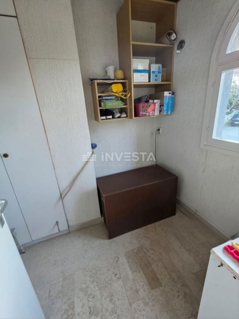 Pola, bellissimo e spazioso appartamento, 3 camere da letto, parcheggio privato e giardino