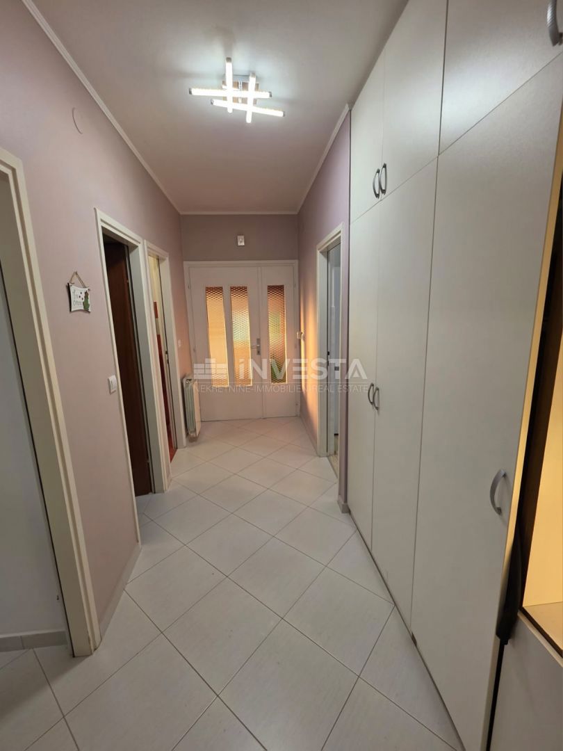 Pola, bellissimo e spazioso appartamento, 3 camere da letto, parcheggio privato e giardino