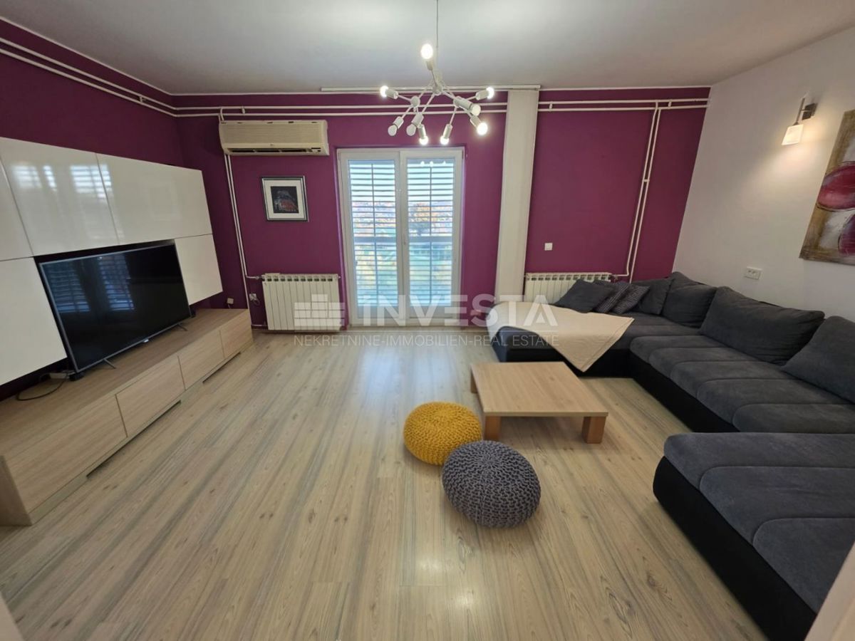 Pola, bellissimo e spazioso appartamento, 3 camere da letto, parcheggio privato e giardino