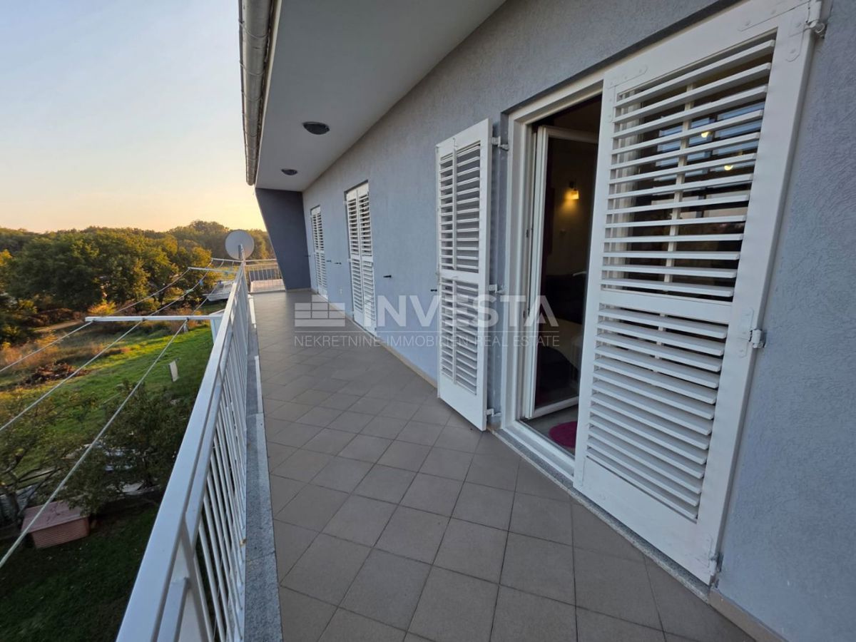 Pola, bellissimo e spazioso appartamento, 3 camere da letto, parcheggio privato e giardino