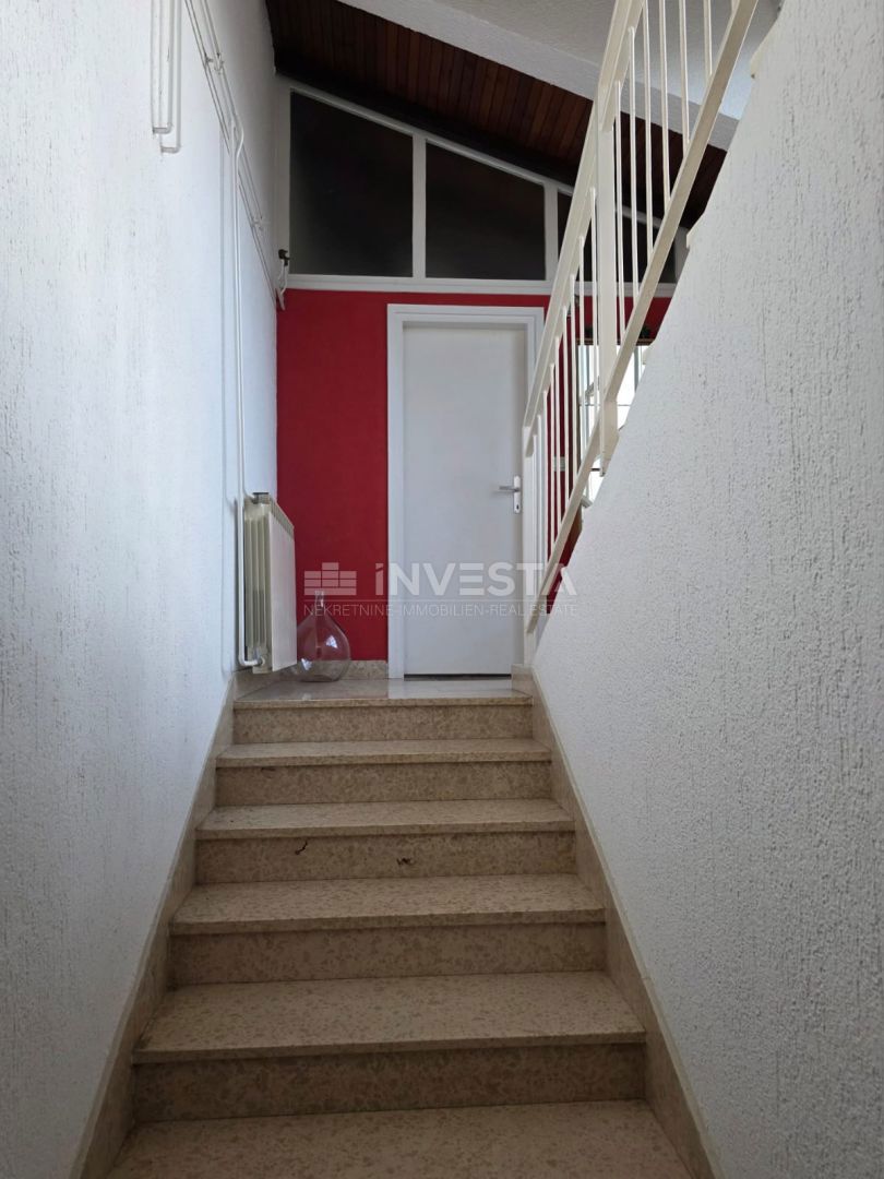 Pola, bellissimo e spazioso appartamento, 3 camere da letto, parcheggio privato e giardino