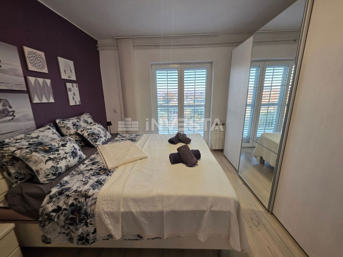 Pola, bellissimo e spazioso appartamento, 3 camere da letto, parcheggio privato e giardino