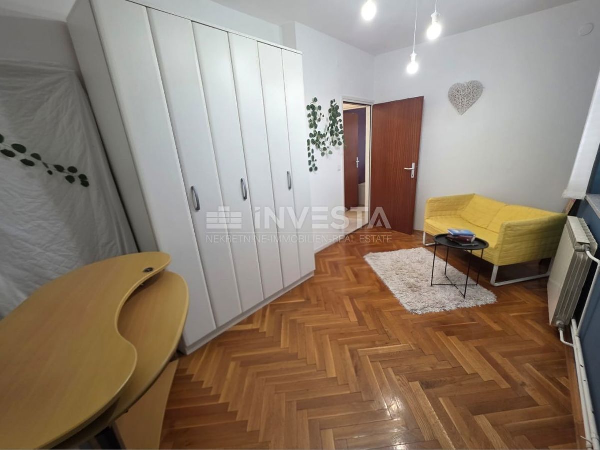 Pola, bellissimo e spazioso appartamento, 3 camere da letto, parcheggio privato e giardino