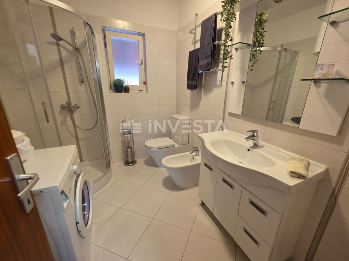 Pola, bellissimo e spazioso appartamento, 3 camere da letto, parcheggio privato e giardino