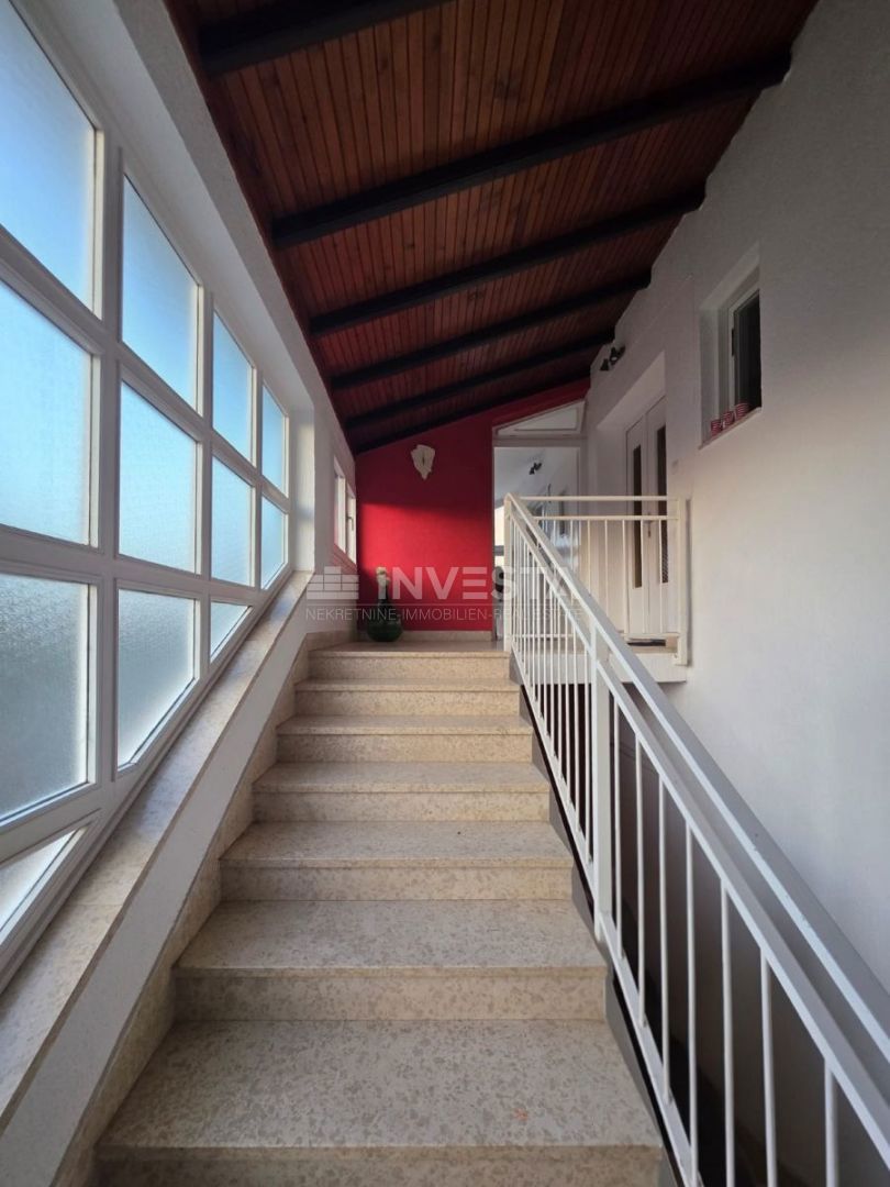 Pola, bellissimo e spazioso appartamento, 3 camere da letto, parcheggio privato e giardino