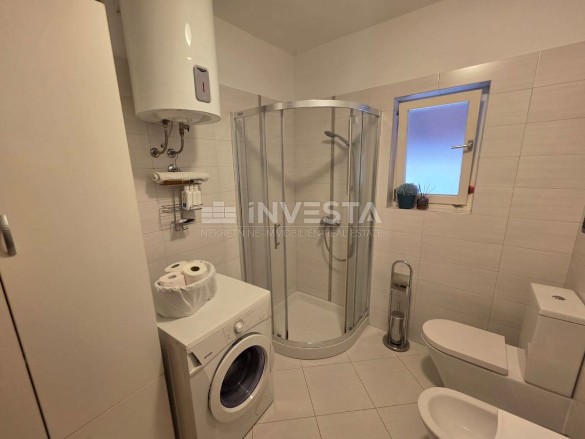 Pola, bellissimo e spazioso appartamento, 3 camere da letto, parcheggio privato e giardino