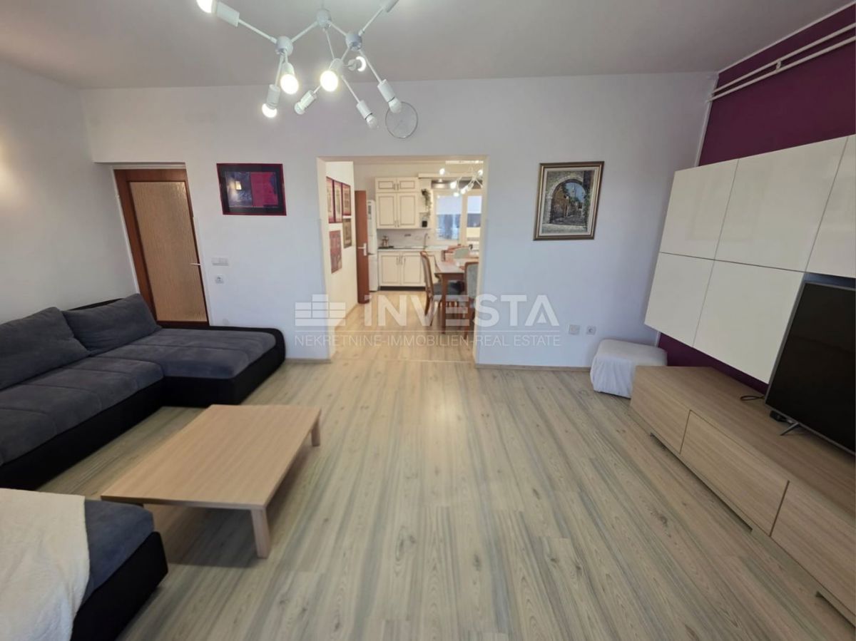 Pola, bellissimo e spazioso appartamento, 3 camere da letto, parcheggio privato e giardino