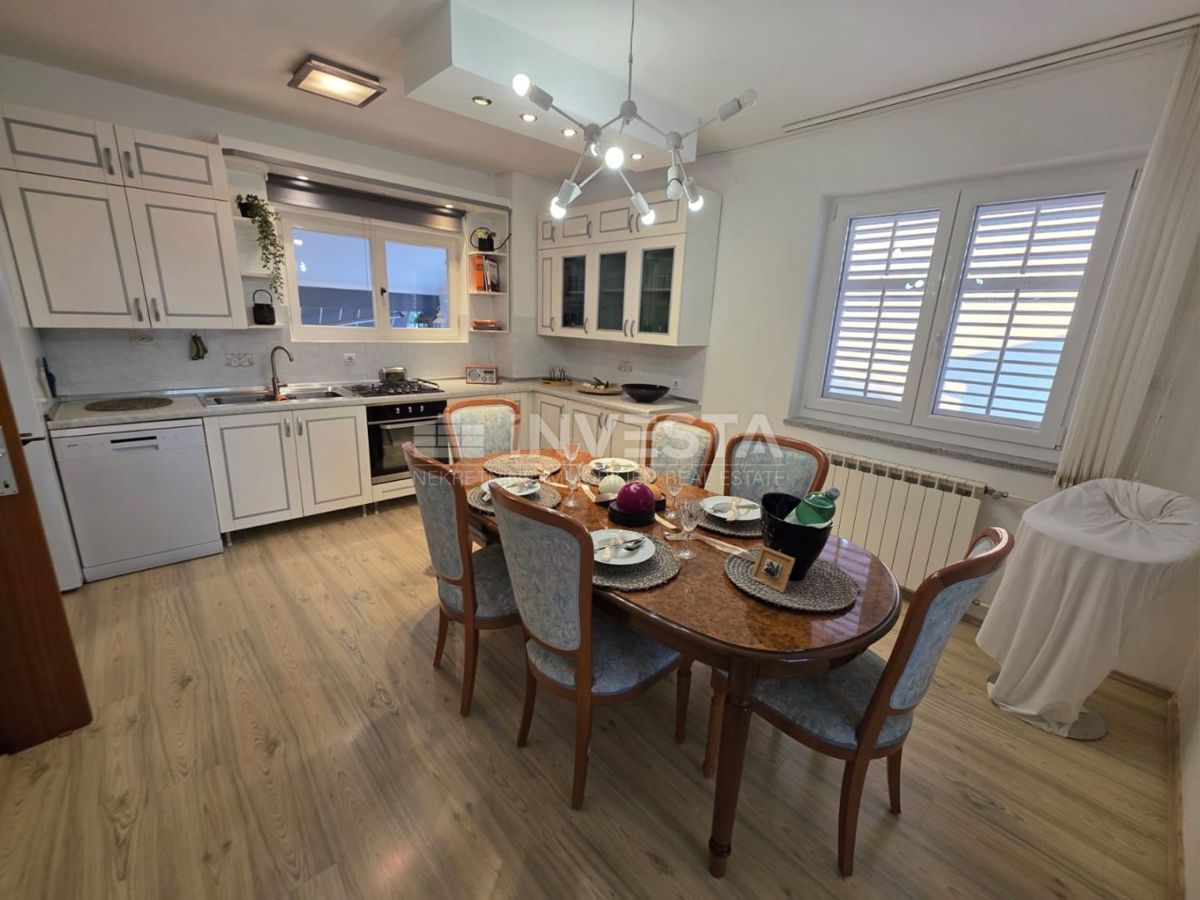 Pola, bellissimo e spazioso appartamento, 3 camere da letto, parcheggio privato e giardino