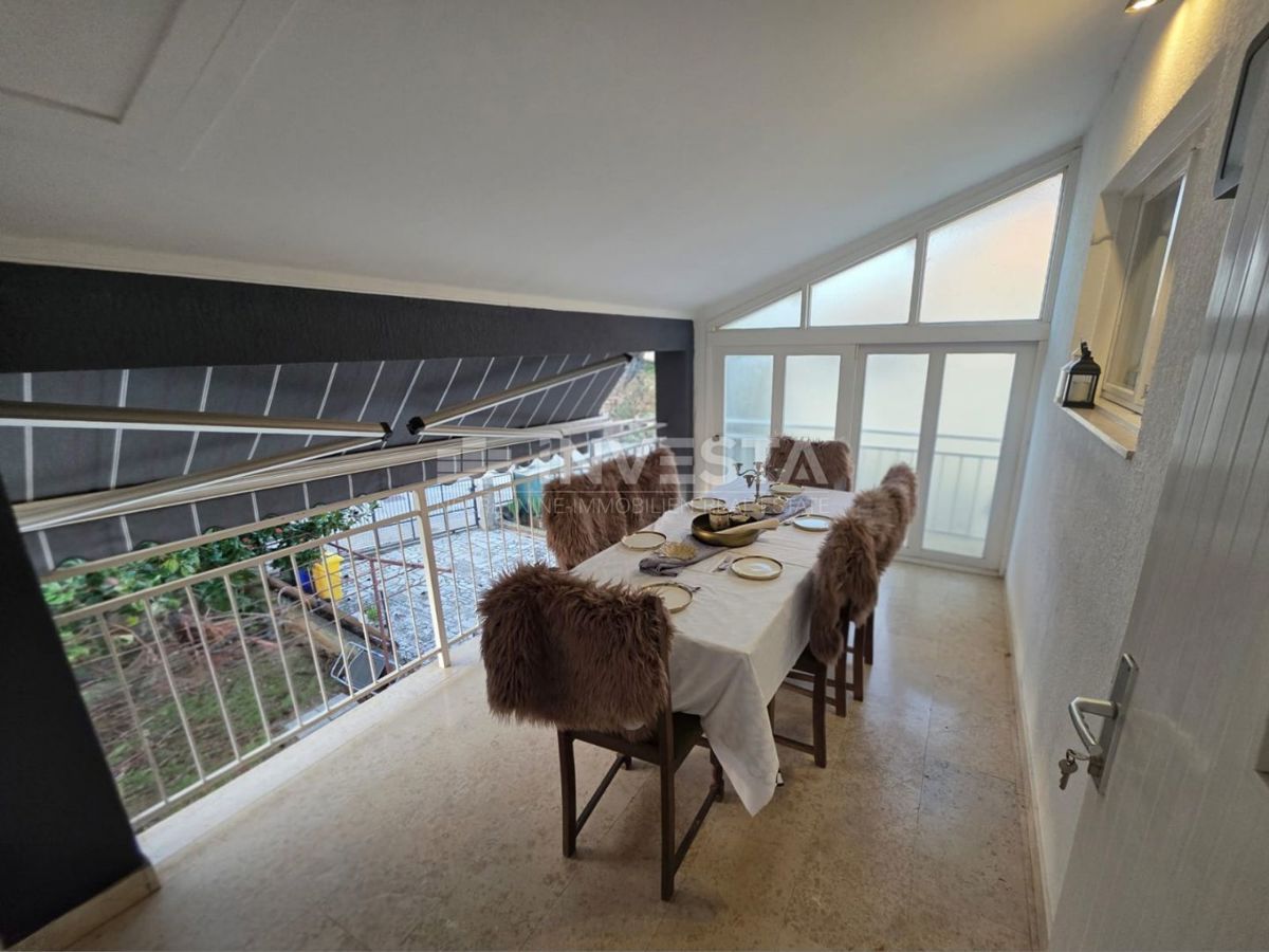 Pola, bellissimo e spazioso appartamento, 3 camere da letto, parcheggio privato e giardino