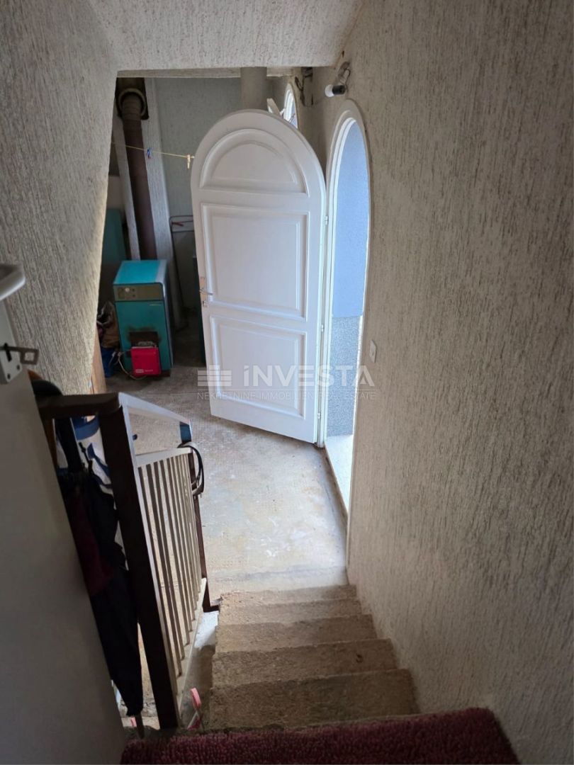 Pola, bellissimo e spazioso appartamento, 3 camere da letto, parcheggio privato e giardino